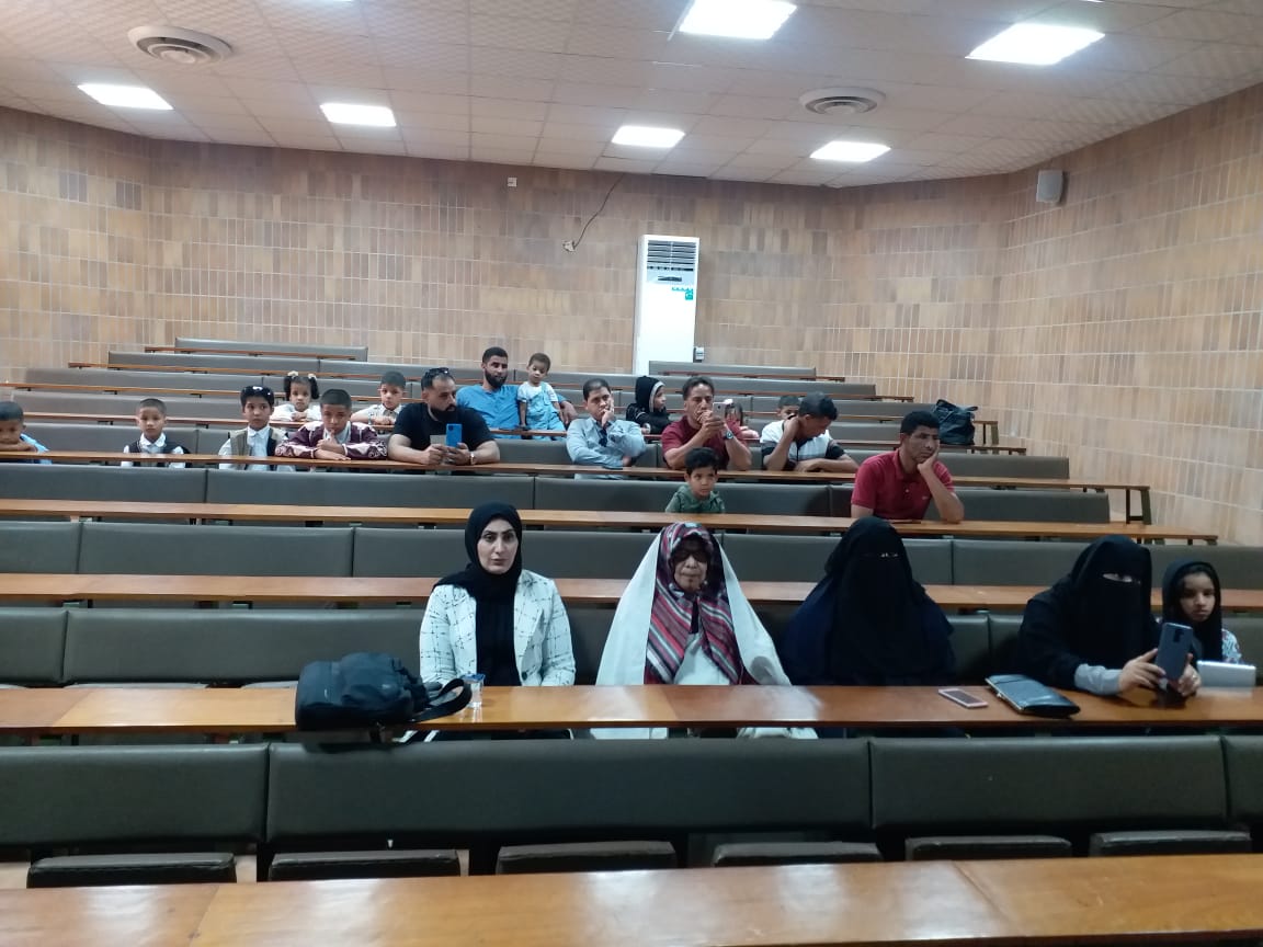 استخدام مقدرات النواة المحلية متعددة الحدود لتنعيم دالة انحدار المتوسط ومشتقاتها